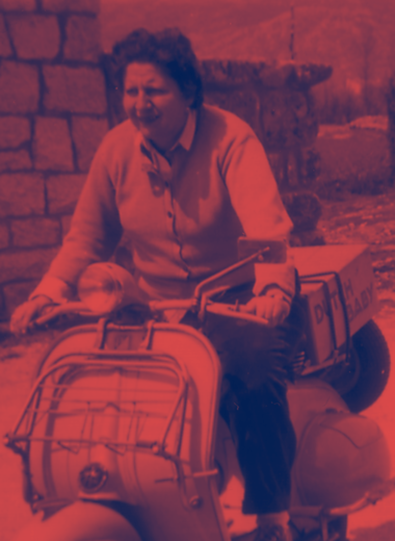Gloria llevando libros a todos los pueblos de España, haciendo lo que ELLA creía que tenía que hacer.